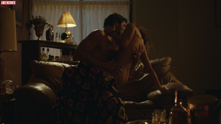 Adria Arjona con la gonna