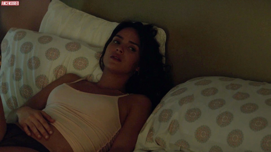 Adria Arjona: foto con la gonna e senza mutandine, gossip sul suo sedere.