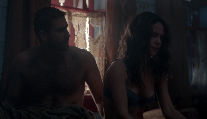 Adria Arjona seno nudo 30