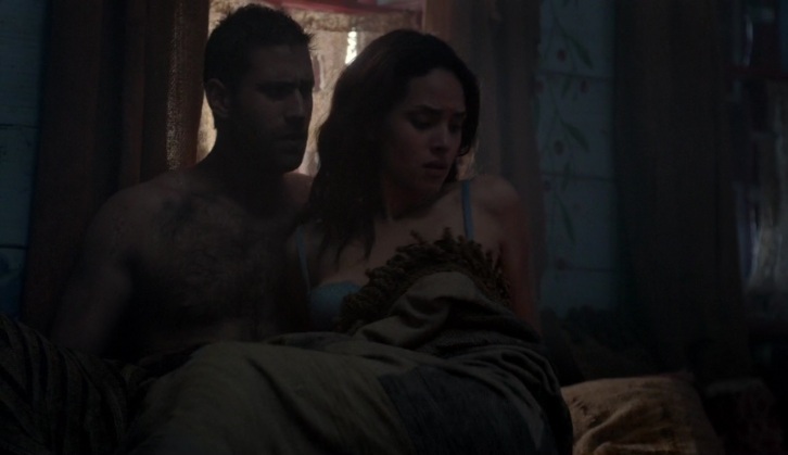 Adria Arjona seno nudo