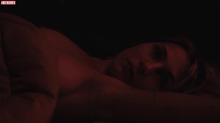 Agathe Feoux senza biancheria intima