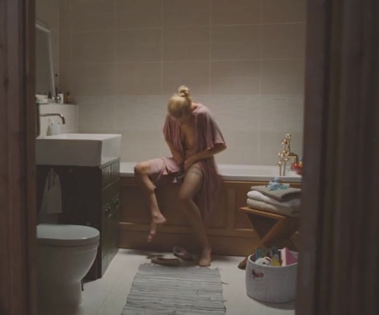 Aleksandra Rebenok senza mutandine