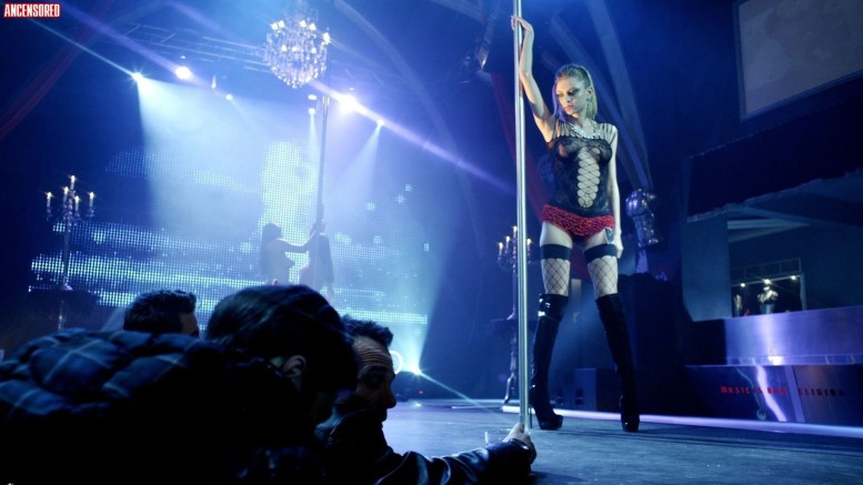 Alina Minzu con la gonna corta