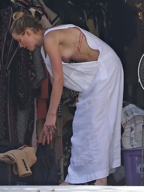 Amber Heard senza mutandine: le immagini che svelano le sue parti intime.