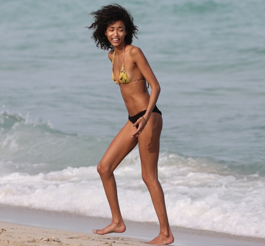 Anais Mali con la gonna corta