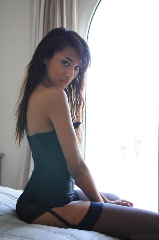 Anais Mali illuminata la figa