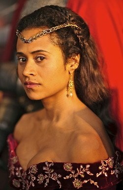Angel Coulby con la gonna corta 59