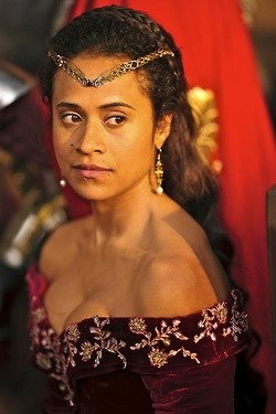Scopri le foto di Angel Coulby con i glutei in vista e la gonna corta: la bellezza naturale in mostra