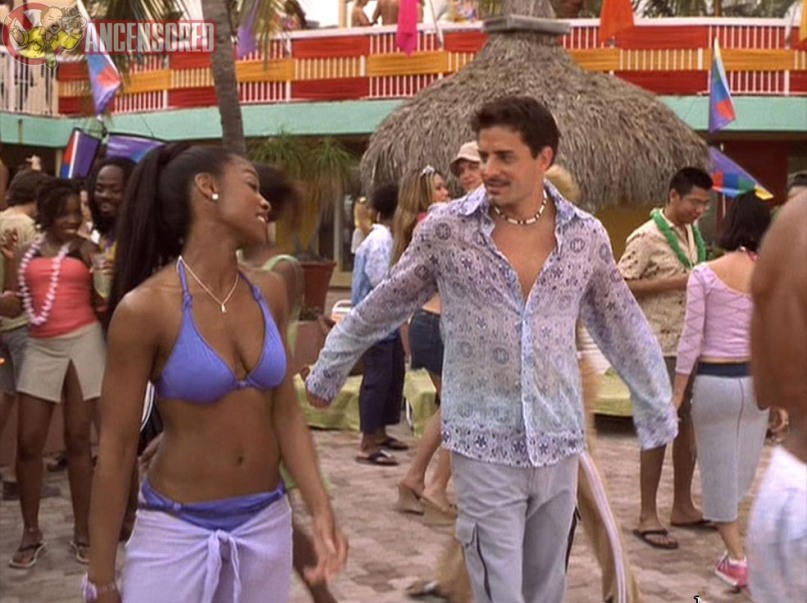 Anika Noni Rose con la gonna corta