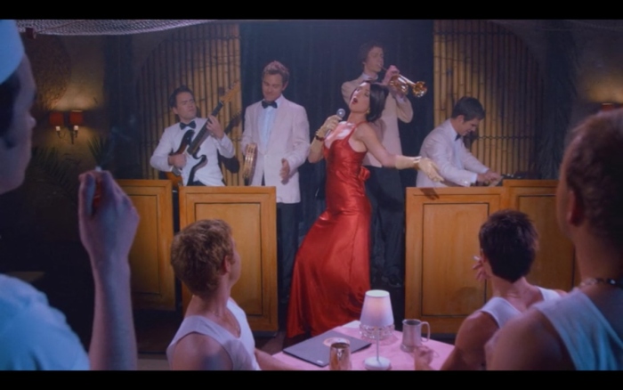 Anna Cashman: sensuale e provocante con le sue calze, flash e glutei in primo piano.