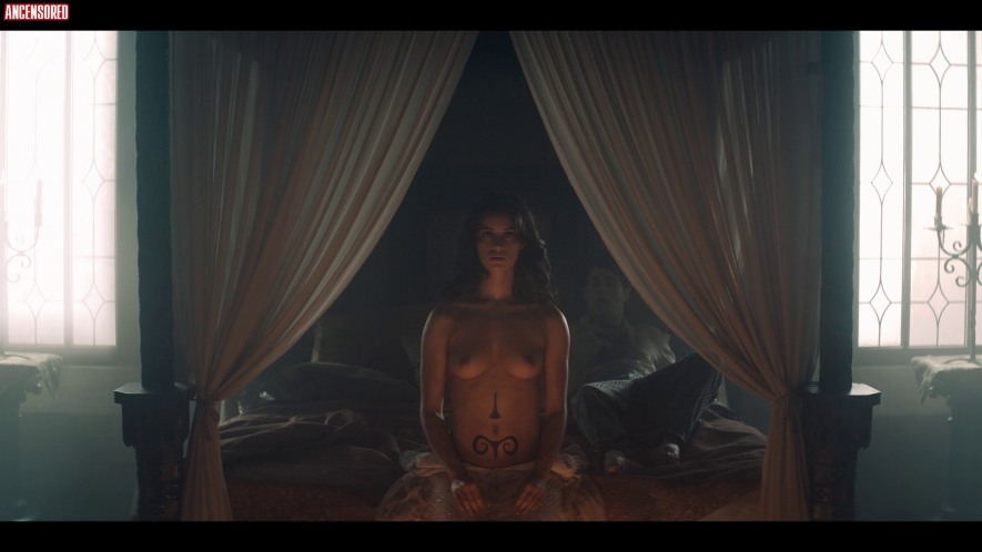 Anya Chalotra seno nudo 13