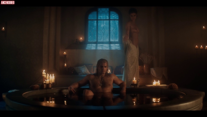 Anya Chalotra seno nudo