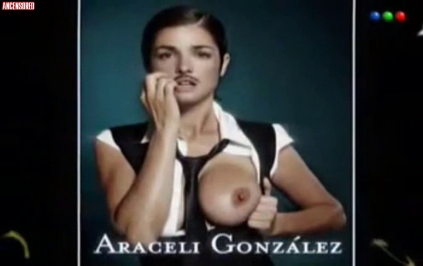 Araceli GonzaLez flash fotografici tra le gambe