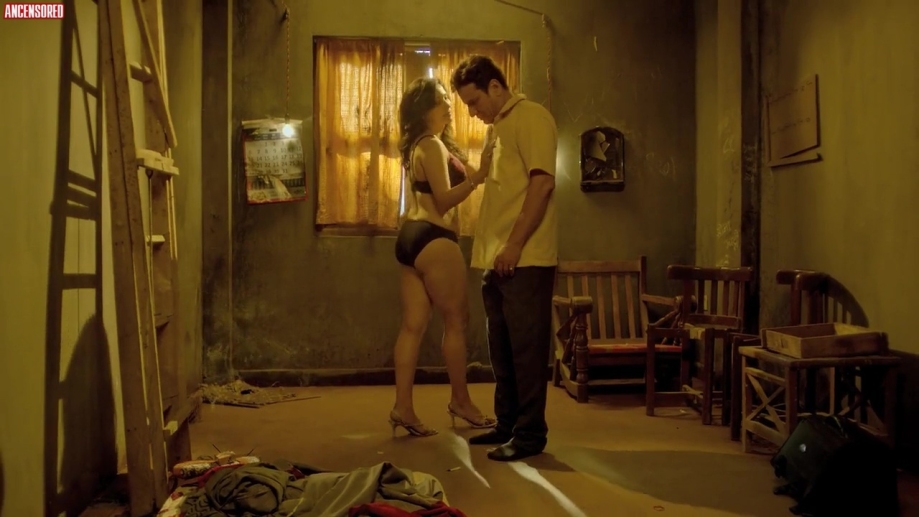 Asha Saini senza biancheria intima: le sue tette sono visibili con la gonna