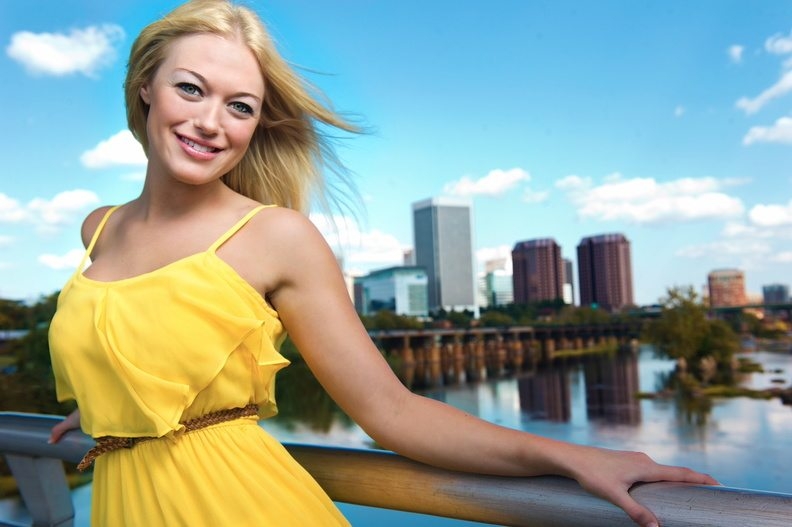 Ashley Blankenship: esplorazione del suo corpo sensuale attraverso calze seducenti e pose provocanti