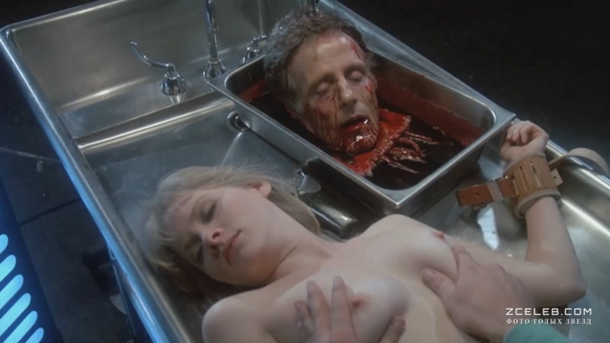 Barbara Crampton con la gonna 99
