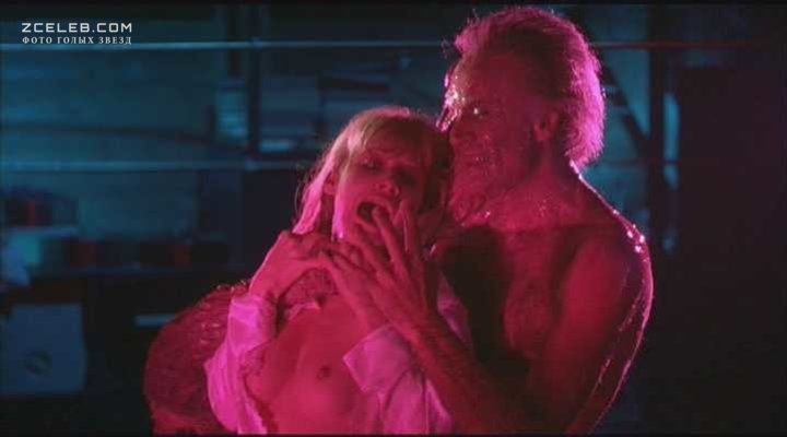 Barbara Crampton con la gonna corta 44