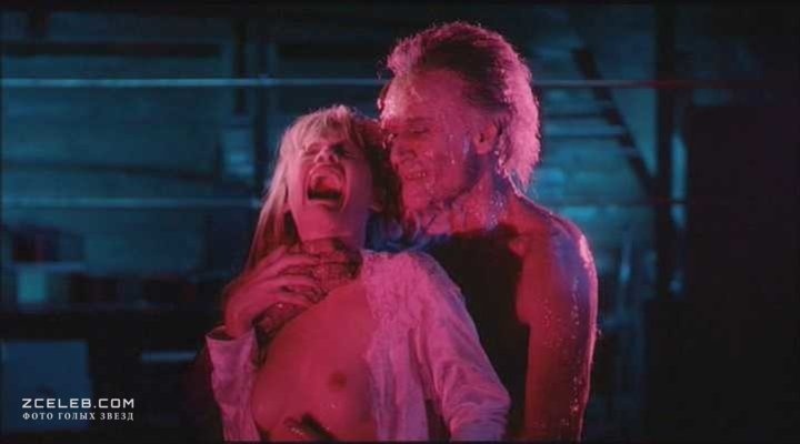Barbara Crampton con la gonna corta 61