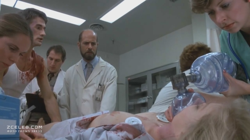 Barbara Crampton con la gonna corta 91
