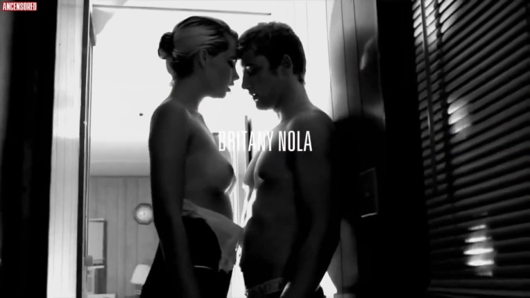 Britany Nola senza biancheria intima 17