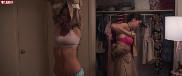 Camila Morrone seno nudo 59