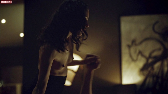 Camille De Pazzis seno nudo 29