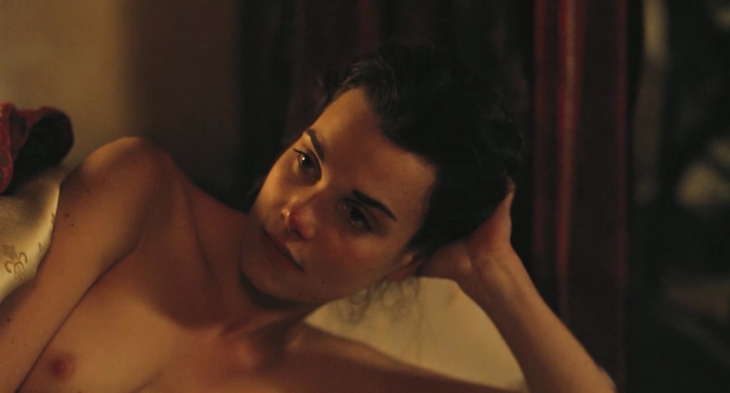 Camille Rutherford senza biancheria intima