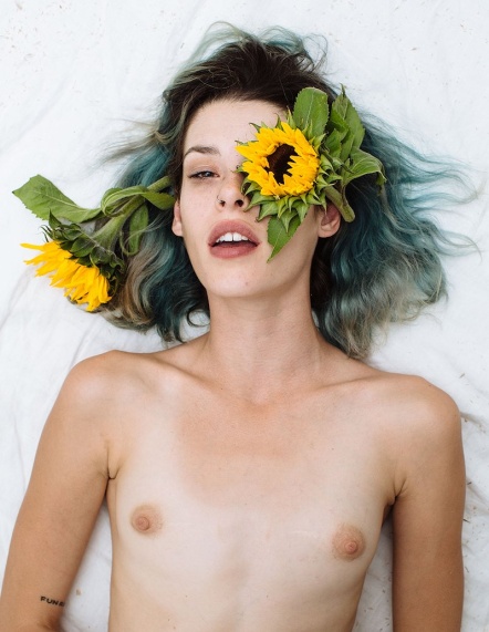Carly Foulkes flash fotografici tra le gambe