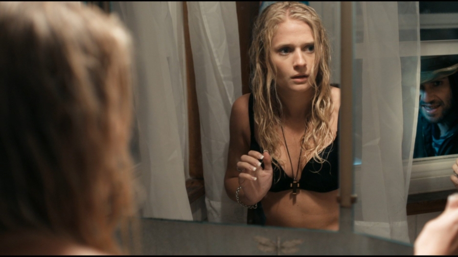 Carly Schroeder con la gonna corta