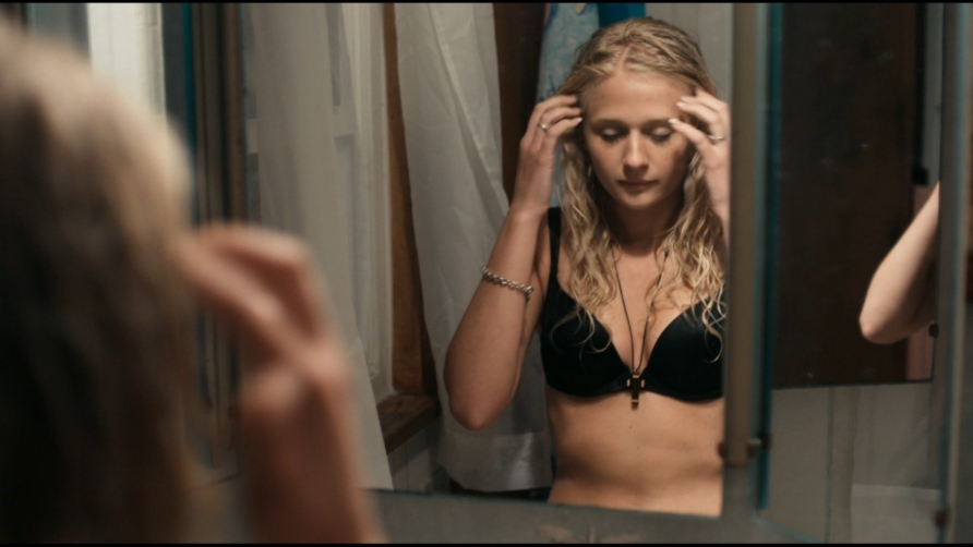 Carly Schroeder le tette sono visibili