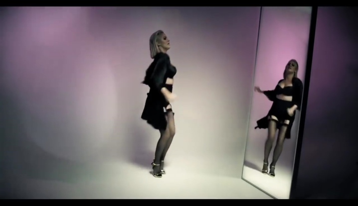 Caroline Flack le tette sono visibili