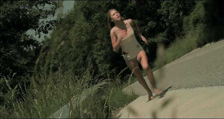Charlotte Vega senza biancheria intima: il nudo integrale del suo sensuale culo