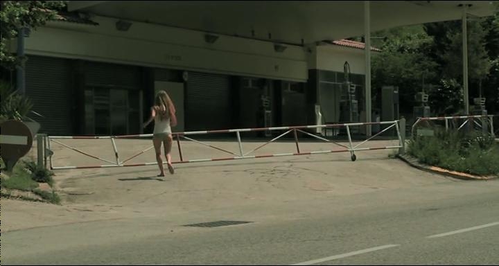 Charlotte Vega con la gonna corta 97