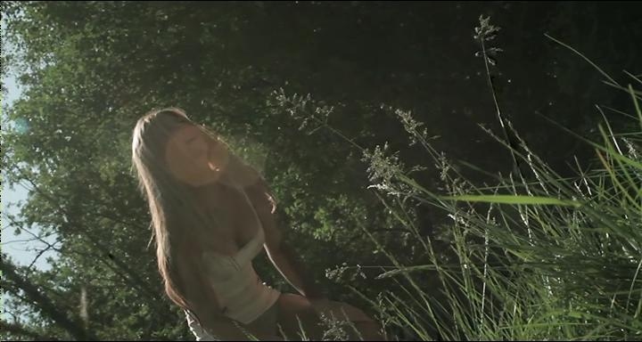 Charlotte Vega tette
