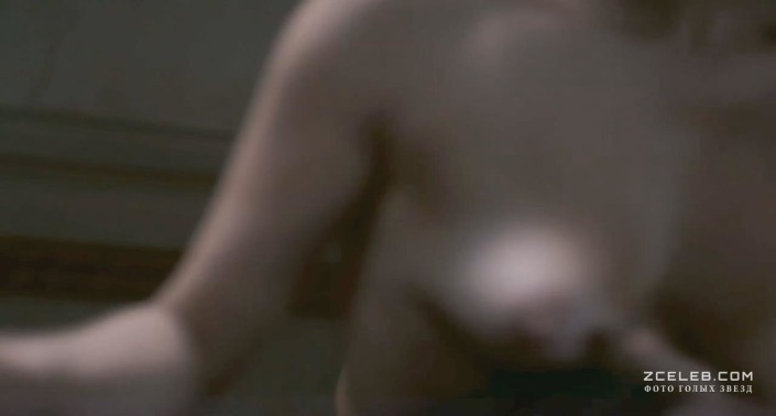 Fascino e sensualità: Chiara Mastroianni in calze e biancheria intima svela il suo lato più seducente