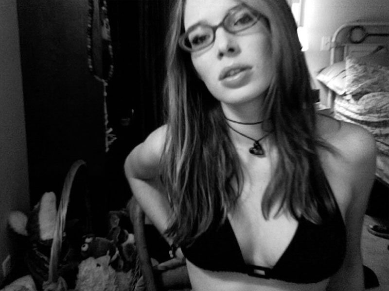 Chloe Dykstra flash fotografici tra le gambe
