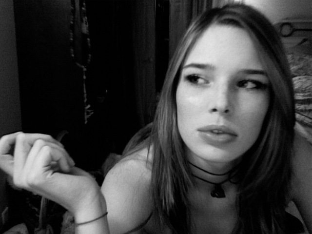 Chloe Dykstra seno nudo 86
