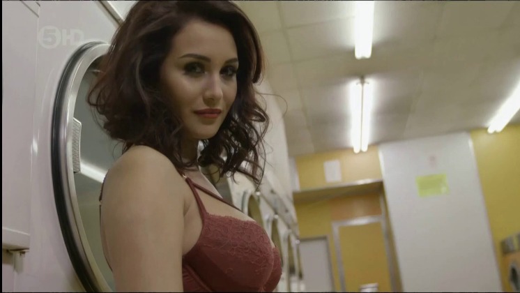 Chloe Goodman flash fotografici tra le gambe 70