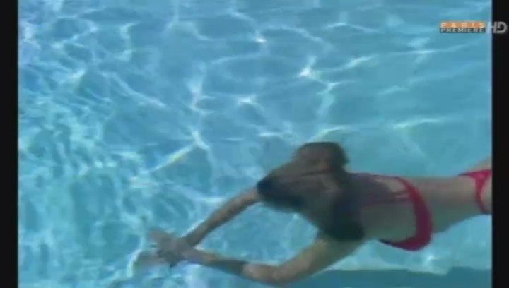 Cindy Ambuehl: seducente fotografia intima, calze esclusive su Gambe.
