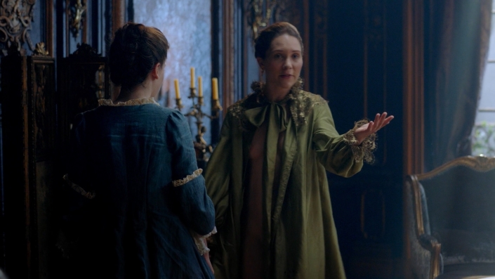 Claire Sermonne: scopri la bellezza dellattrice francese tra i look con la gonna, mutandine e molto altro.