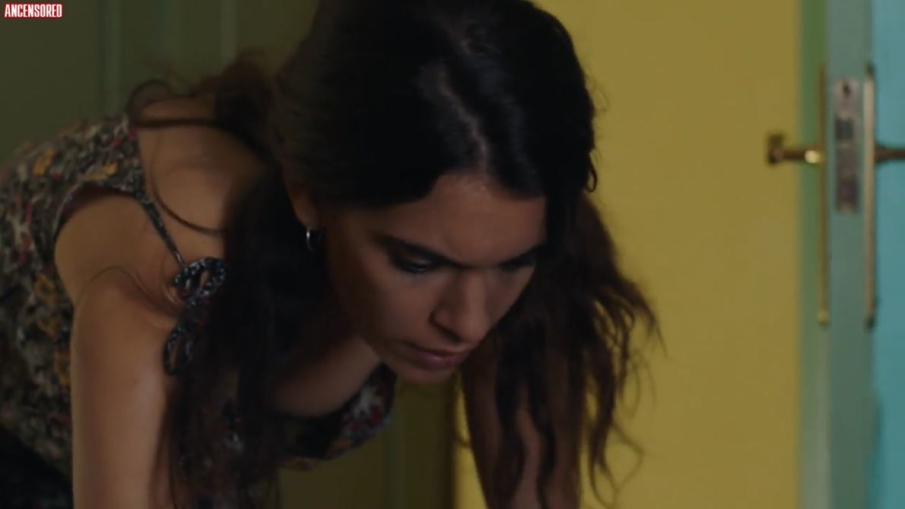 Claudia Traisac con la gonna corta 14