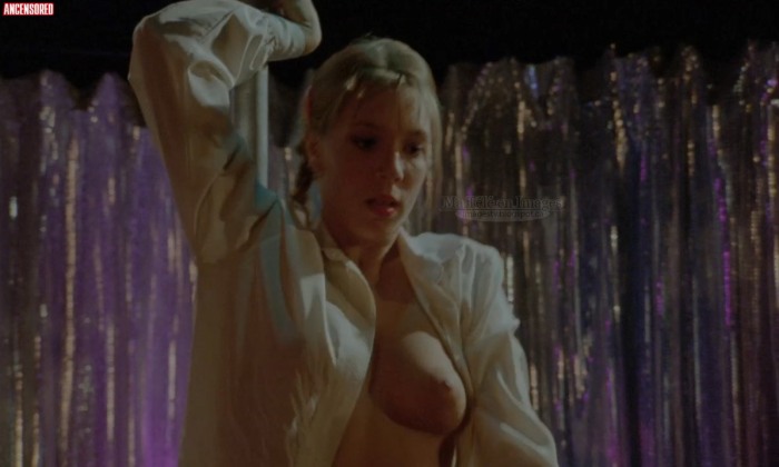 Claudia Viens seno nudo 49