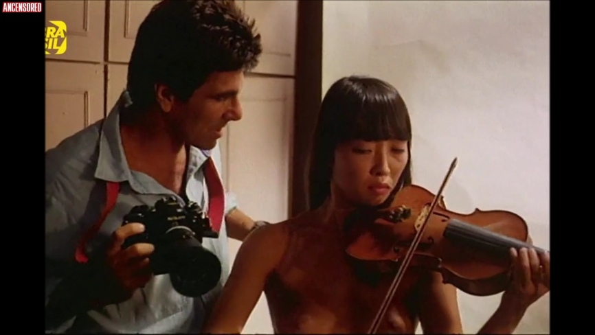 Cristie Miyamoto con la gonna corta