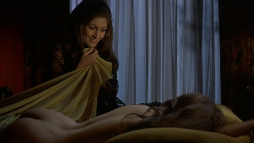 Cynthia Myers: Esploriamo la sua sensualità con illuminazioni e calze suggestive