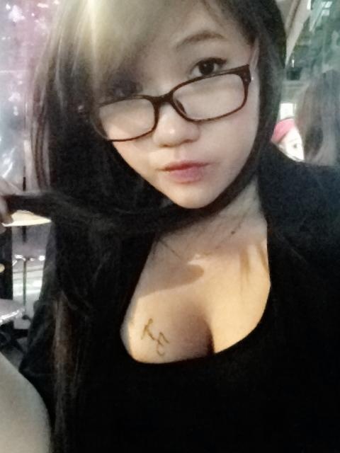 Dang Nguyen Van Anh con la gonna corta 41