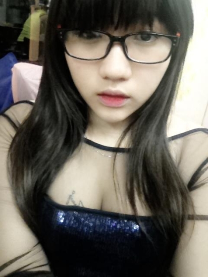 Dang Nguyen Van Anh con la gonna corta