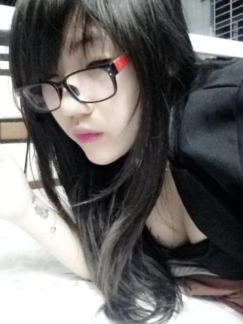 Dang Nguyen Van Anh dentro biancheria intima