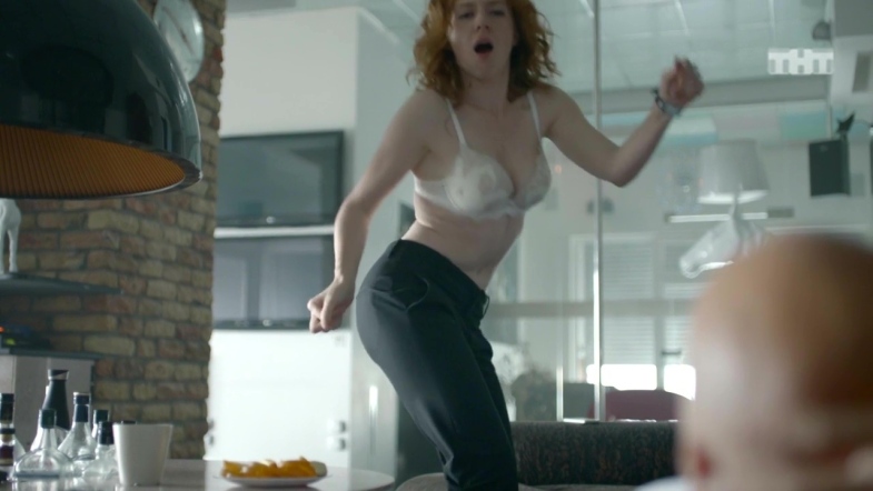 Darya Belousova: Scatti intimi senza biancheria intima e con un sensualissimo focus sul suo seducente lato B