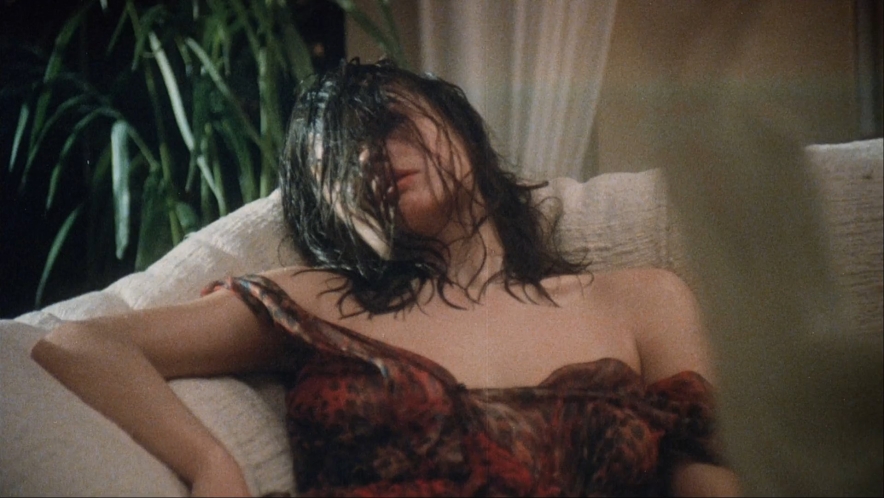 Deborah Coulls con la gonna corta 94