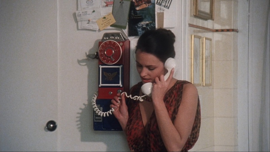Deborah Coulls le tette sono visibili